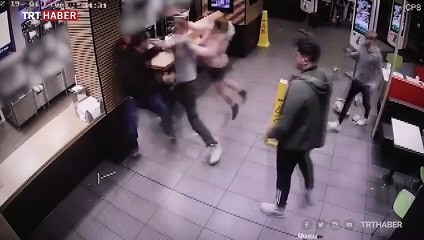 Kendisine güldüklerini iddia edip, topuklu ayakkabıyla saldırdı