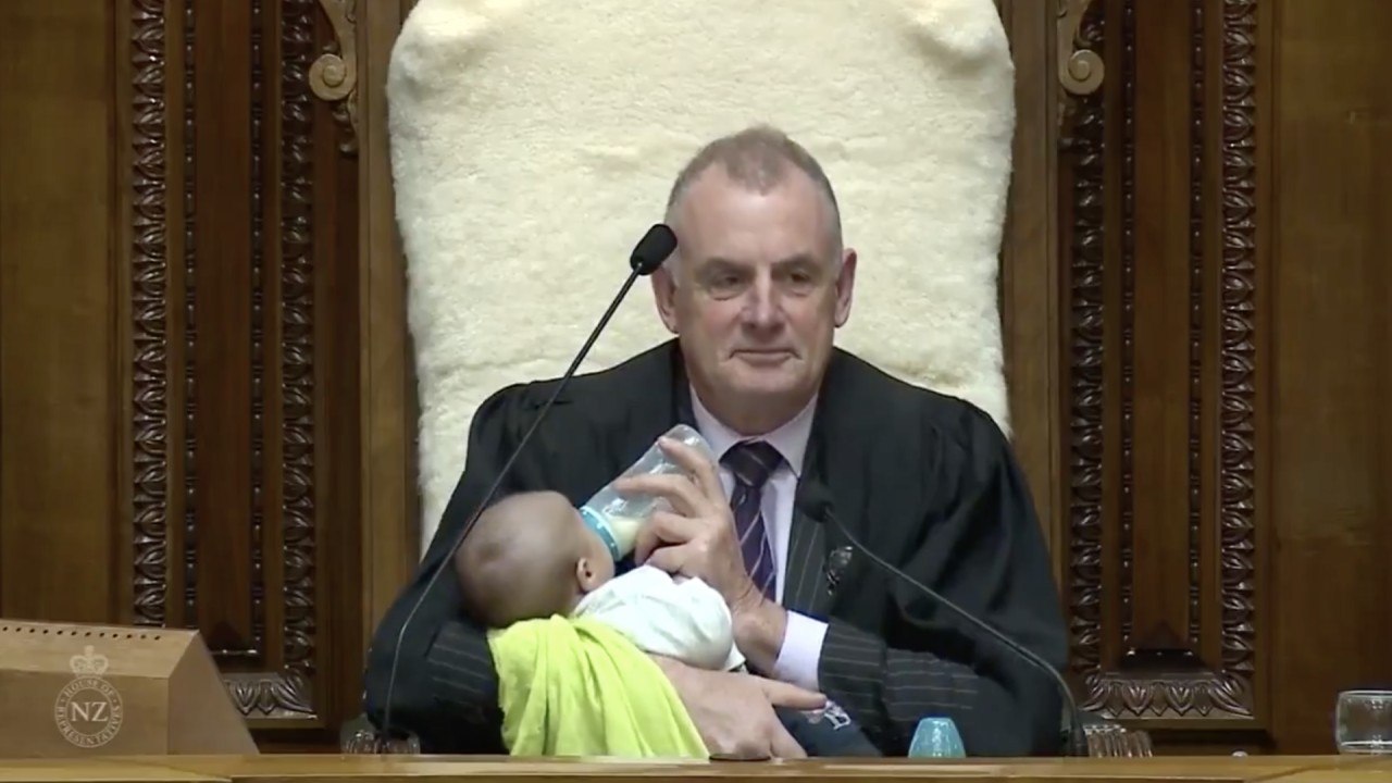 Nouvelle-Zélande : le président du parlement Trevor Mallard a donné un biberon en pleine séance