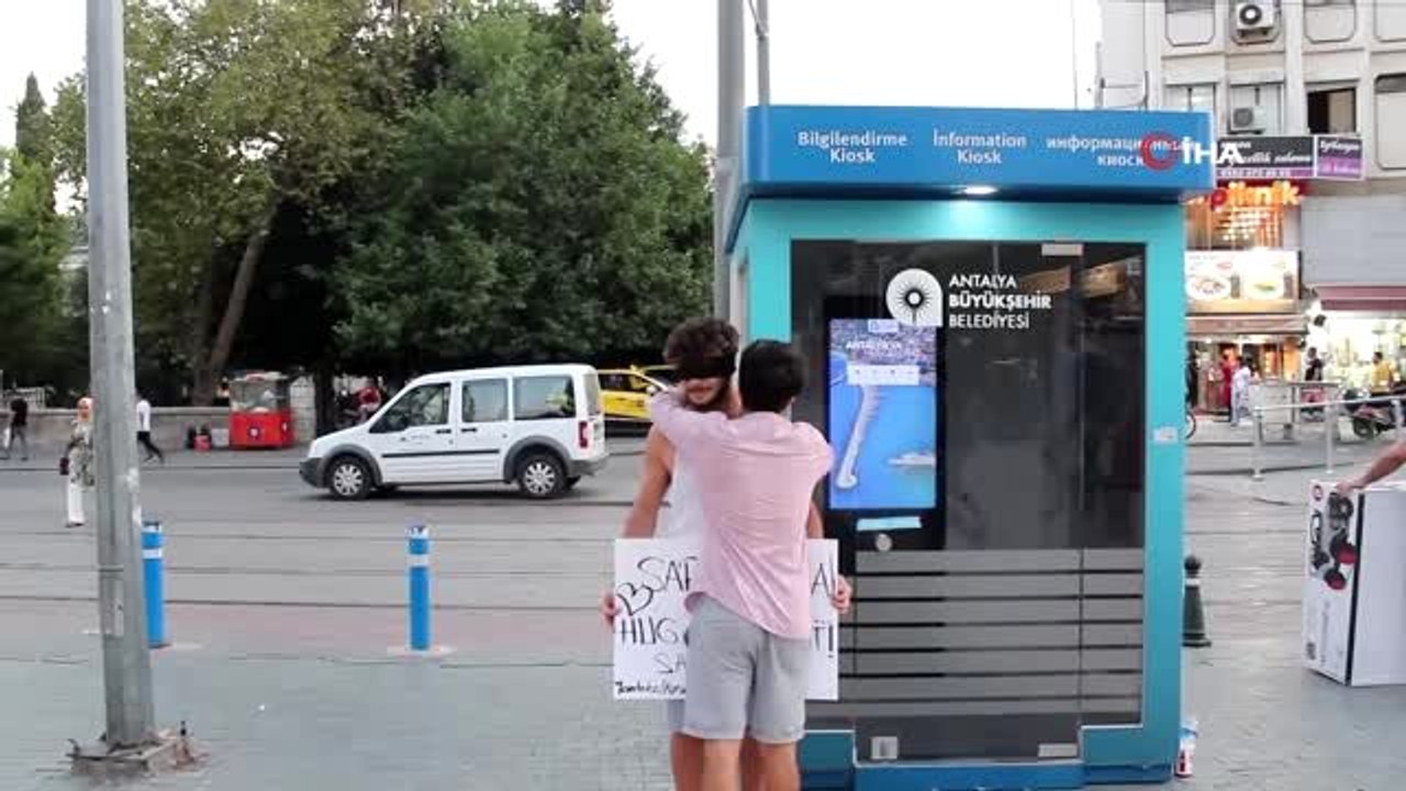 Bir pankart açtı, kucak dolusu sevgiyle karşılaştı