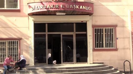 Dağa kaçırıldığını iddia ettiği oğlu için HDP önünde oturma eylemine başlayan anne
