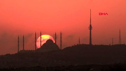 İSTANBUL'DA GÜN DOĞUMU GÖKYÜZÜNÜ KIZILA BOYADI