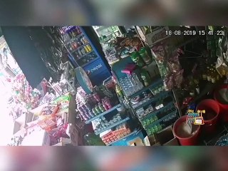 CLIP Xe máy không người lái lao thẳng vào cửa hàng khiến người