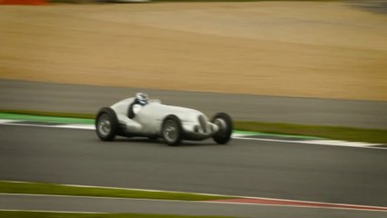Un precioso viaje al pasado con Valtteri Bottas y el Mercedes de 1937