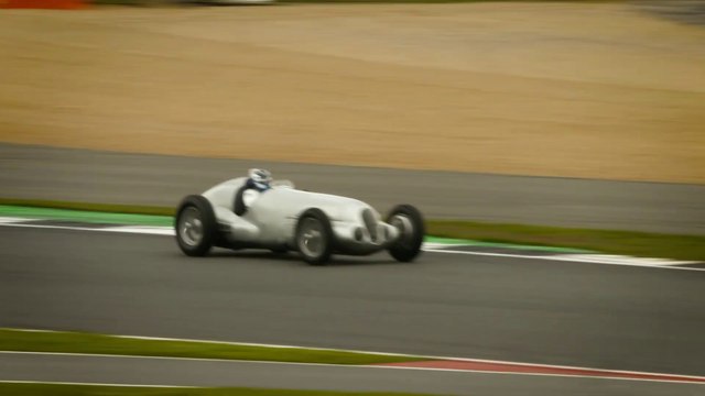 Un precioso viaje al pasado con Valtteri Bottas y el Mercedes de 1937