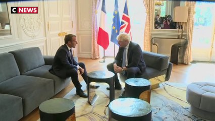 Boris Johnson a-t-il posé un pied sur la table pendant sa visite à l'Elysée ?