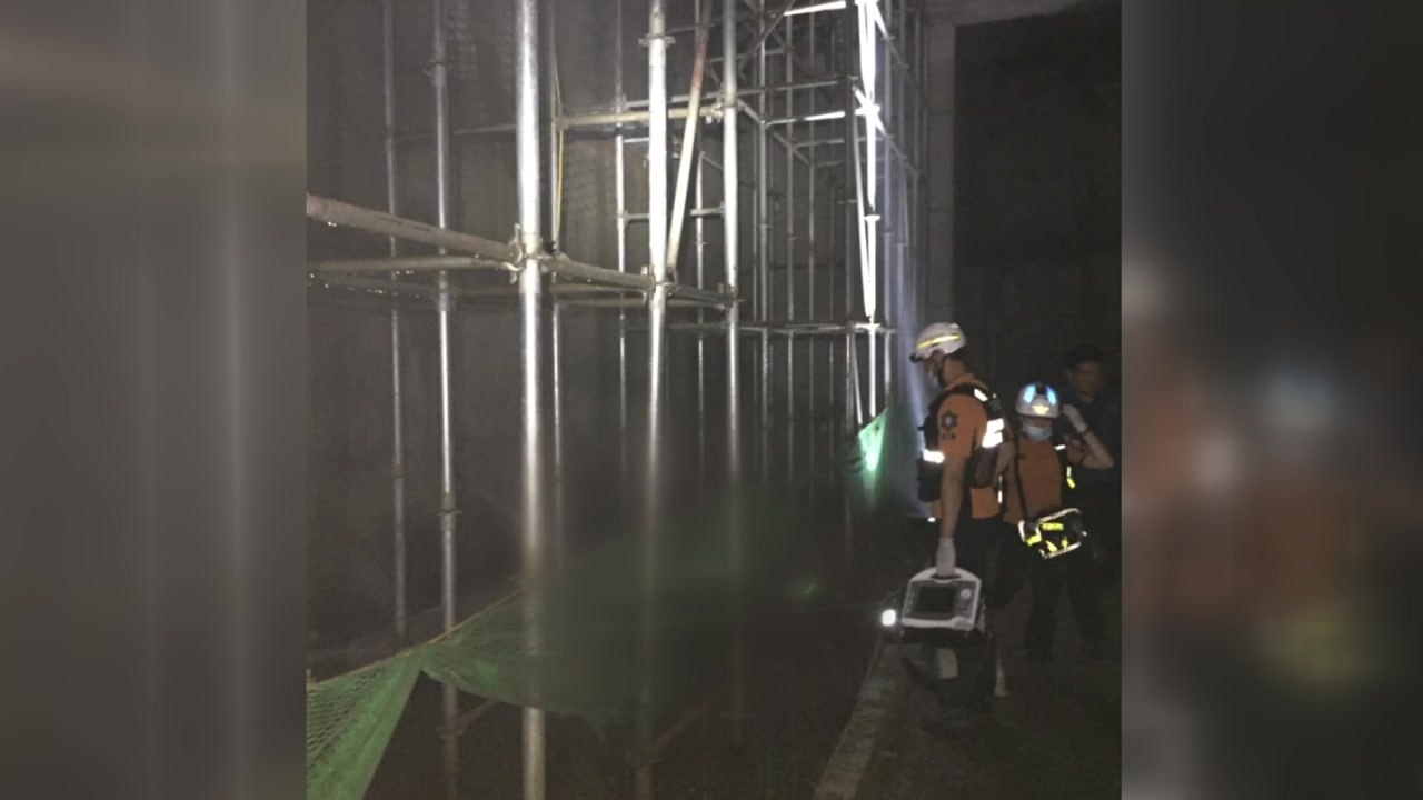 지하철 공사현장서 작업자 숨져..."건설자재 추락 추정" / YTN