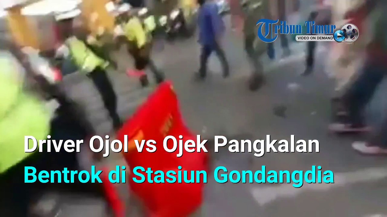 Driver Ojol vs Ojek Pangkalan Bentrok di Stasiun Gondangdia Jakarta Pusat
