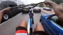 Un jeune à vélo slalome provoque un accident !