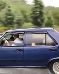 Filhos inventam limpa-pára-brisas "inovador" para carro antigo do pai