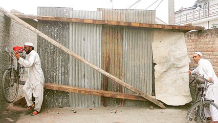 Kashmiris erect barricades to keep Indian soldiers at bay