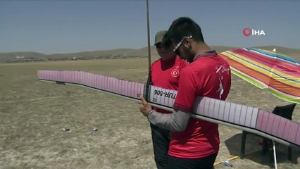 Model Uçak Şampiyonası’nda 7’den 70’e herkes uçak uçuruyor