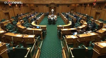 شاهد: رئيس برلمان نيوزيلندا يناول رضيعا الحليب خلال جلسة نقاش