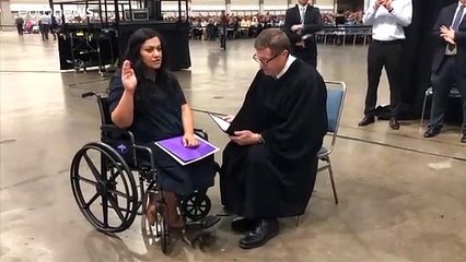 شاهد: إمراة حامل تصمم على إتمام مراسم قسم الجنسية الأمريكية رغم آلام المخاض