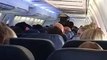 Ce steward chante Ariana Grande dans l'avion en plein vol pour les passagers !