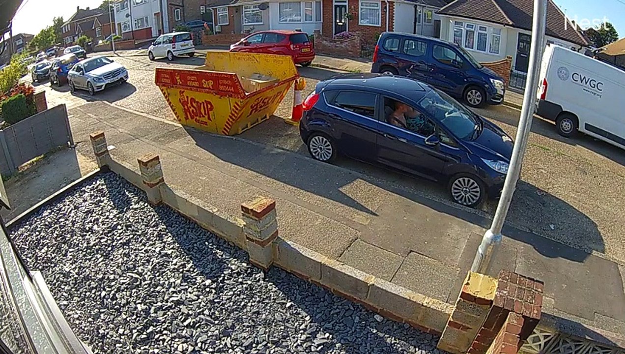 Marche arrière : il brise son pare brise sur une benne à ordures !