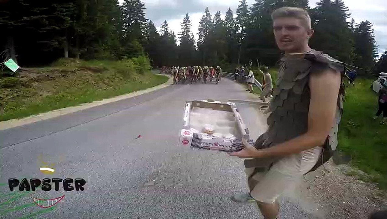Ces cyclistes prennent des patisseries offertes par un spectateur en pleine course !