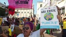 Des manifestants critiquent Bolsonaro sur les feux de forêt en Amazonie