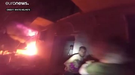 شاهد: الخوذ البيضاء تنقذ عائلات من مبنى استهدفه قصف في معرة النعمان