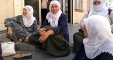 HDP'liler tarafından oğlunun kaçırıldığını iddia eden anne isyan etti: Oğlum gelene kadar buradan ayrılmam