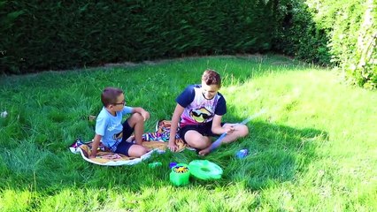 ON FAIT LA PLUS GROSSE BULLE DU MONDE !!! - Swan and Néo build Inflatable Playhouse for children