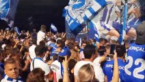 FC Porto parte para Lisboa com cenário de adeptos, bandeiras e fumos azuis