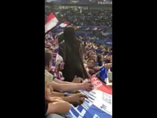 Francis Lalanne harangue les supporters