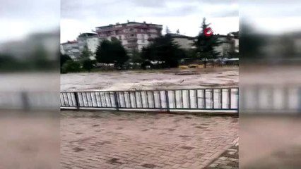 Terme'deki köprü sel sularına dayanamadı... O anlar kamerada