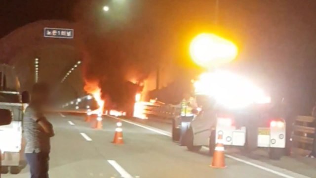 고속도로 달리던 화물차 화재... 뒷바퀴서 불 / YTN