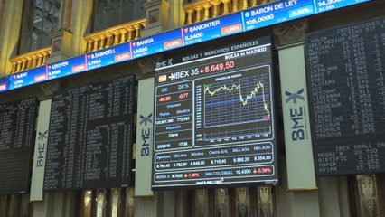 El Ibex 35 cae un 0,77 %, lo que le lleva a volver a perder los 8.700 puntos