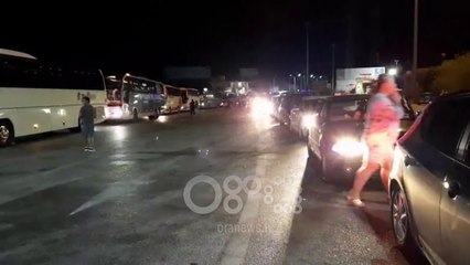 RTV Ora - Emigrantët 3 orë të bllokuar në Kakavijë, shkak pala greke1