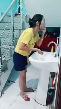 Ce jeune garçon fait une drôle de farce à sa mère