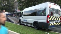 Fatih’te alkollü servis minibüsü şoförü tramvay yolunda kaza yaptı