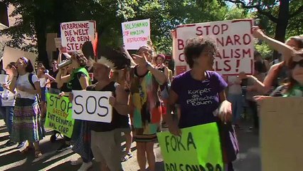 Bolsonaro evita di farsi bruciare dal fuoco dell'Amazzonia