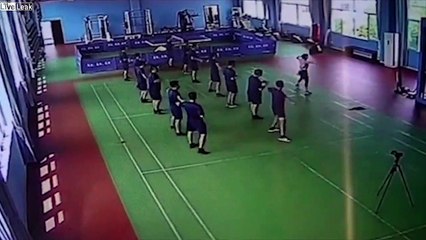 Ces pompiers fuient le cours de sport pour une alerte incendie : la prof continue seule !