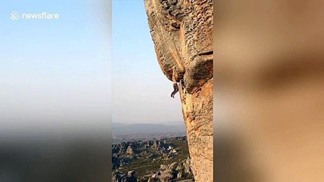 Escalade d'une montagne à mains nues sans cordages !