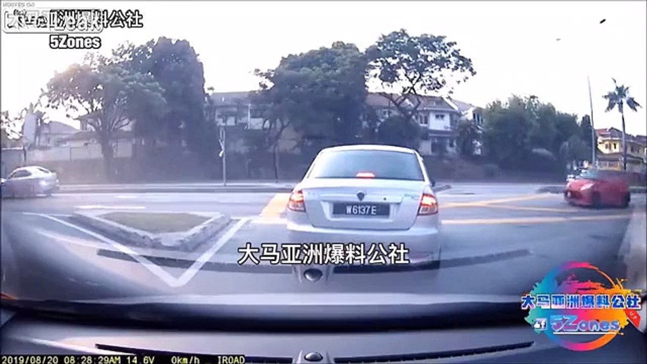 Ce conducteur fuit après avoir renversé une voiture sur la route !