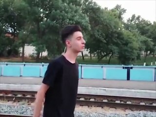 Il se couche sous un train pour devenir célèbre ! Ce russe est fou !