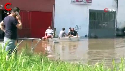 Burası Venedik değil, Samsun! Sel sonrası esnaf dükkanına kayıkla gitti...