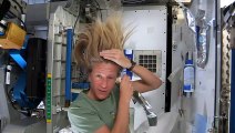 Karen Nyberg Shows How You Wash Hair in Space