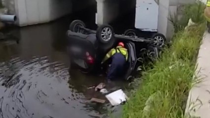 달리던 승용차 '쾅'...시민들이 운전자 구출 / YTN