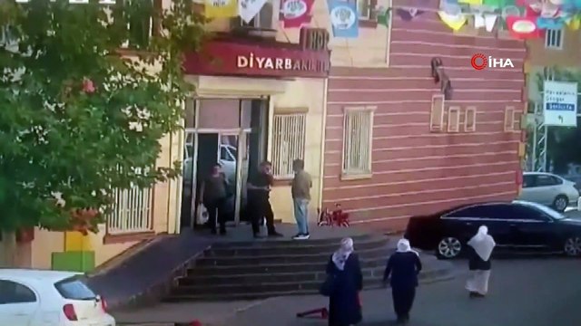 HDP'liler tarafından oğlunun dağa kaçırıldığını öne süren annenin, oturma eylemi sürüyor