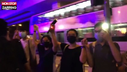 Hong Kong : les manifestants forment une immense chaîne humaine (vidéo)