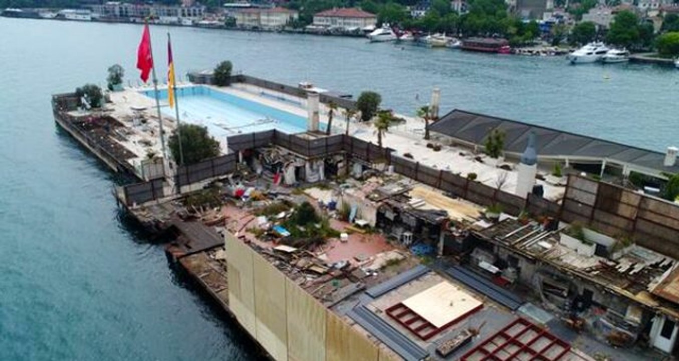 Dursun Özbek'in haciz işlemi başlattığı Galatasaray Adası kaderine terkedildi