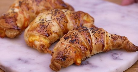 Découvrez la recette du croissant façon brunch, généreusement garni d'œuf, de fromage et de bacon !