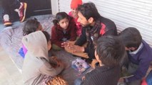 Una trinchera de juego para los niños, mientras sus madres protestan en Delhi