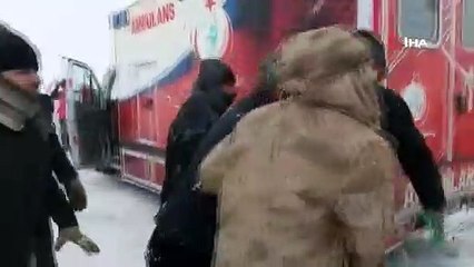 Van'da arama ekiplerinin üzerine çığ düştü