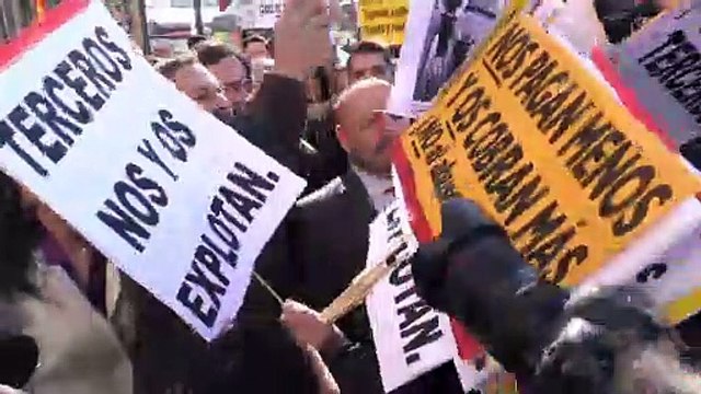 Santiago Abascal, Rocío Monasterio e Iván Espinosa en la manifestación de los agricultores en Madrid