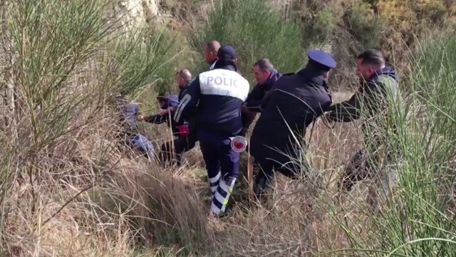 Ora News - Fier: Ra nga 80 metra lartësi, policë e banorë nxjerrin makinën nga lumi Gjanicë