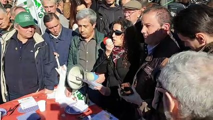 Los convocantes de la protesta de los agricultores leen un manifiesto