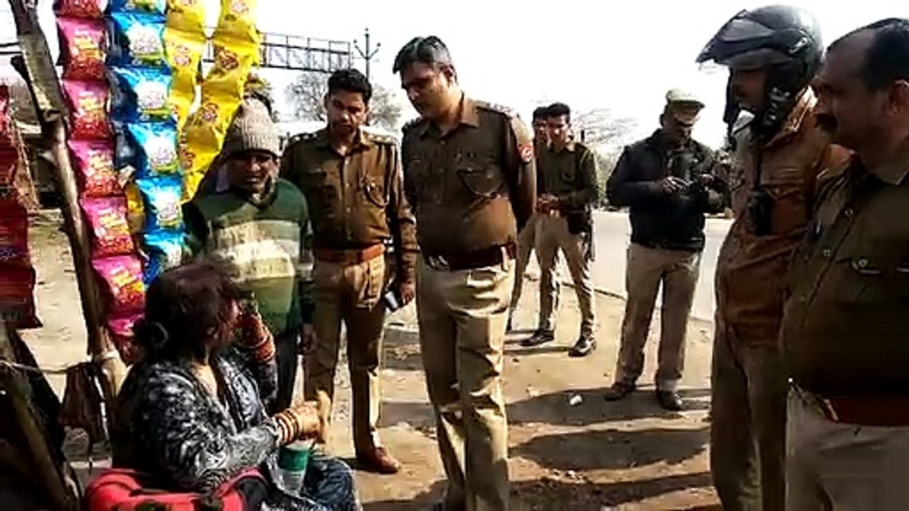 हाथरस: पहले दंपति को गाड़ी में बैठाया, बाद में...